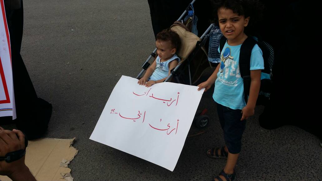 "هتلر" يزور سجن "بير أحمد" في عدن ويعد المعتقلين بسجن ووجبات أفضل بعد تدهور صحتهم "هتلر" يزور سجن "بير أحمد" في عدن ويعد المعتقلين بسجن ووجبات أفضل بعد تدهور صحتهم