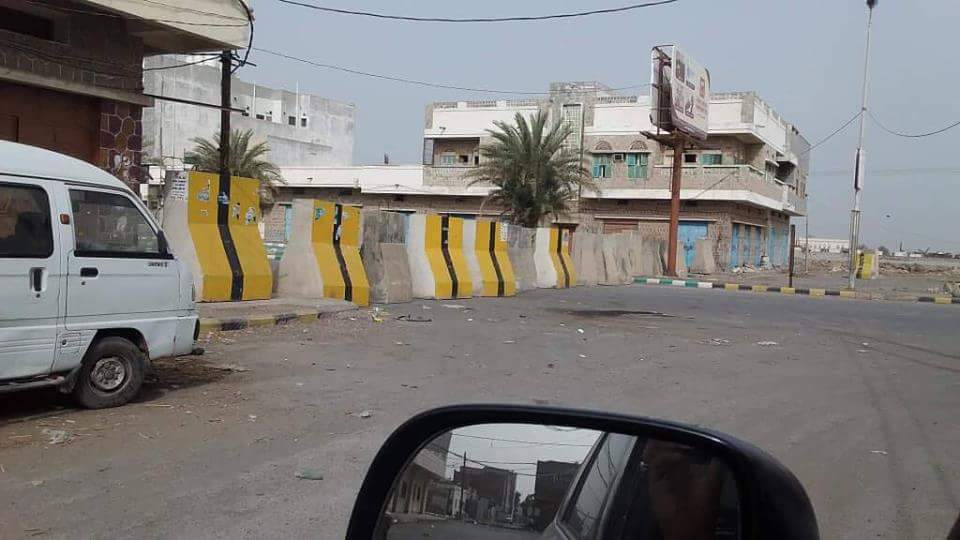 الحوثيون يغلقون الشوارع والطرق المؤدية لميناء الحديدة