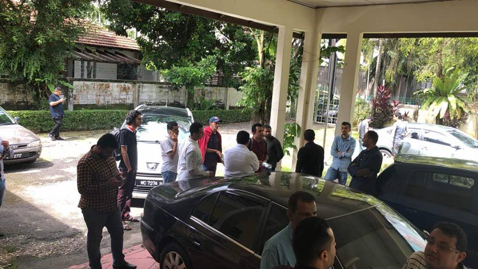 طلاب اليمن بماليزيا يحتجون في مقر السفارة للمطالبة بتسديد رسوم جامعاتهم