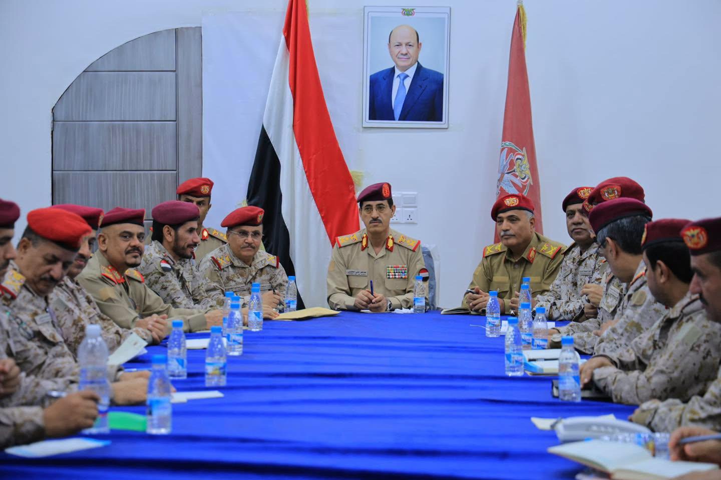 ضم قيادات عُينت حديثاً بينهم رئيس هيئة الاستخبارات.. وزير الدفاع يرأس اجتماعاً عسكرياً موسعاً في مأرب
