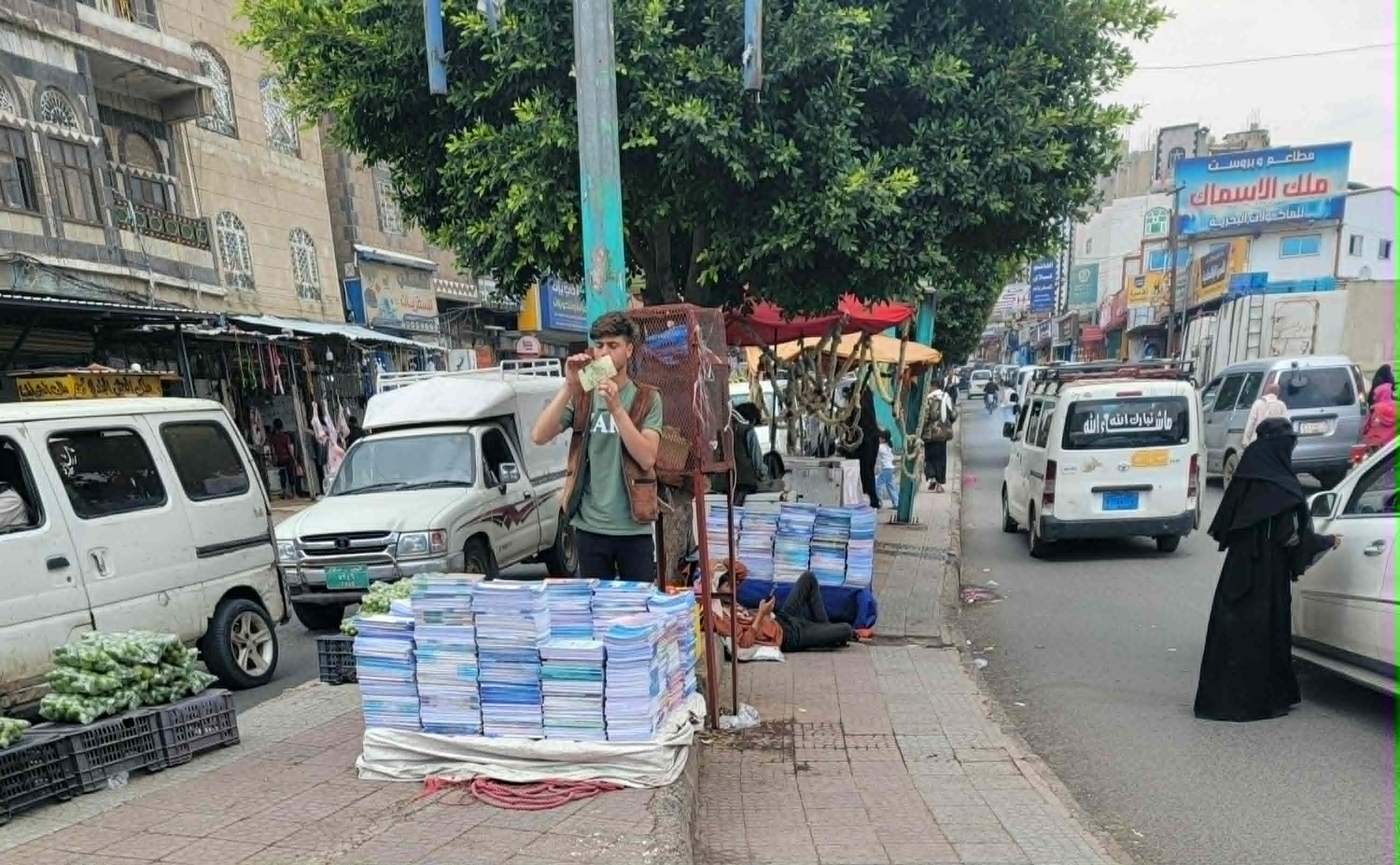 الاستثمار في الجهل.. الكتاب المدرسي يتحول إلى تجارة بمليارات الريالات على أرصفة المدن اليمنية