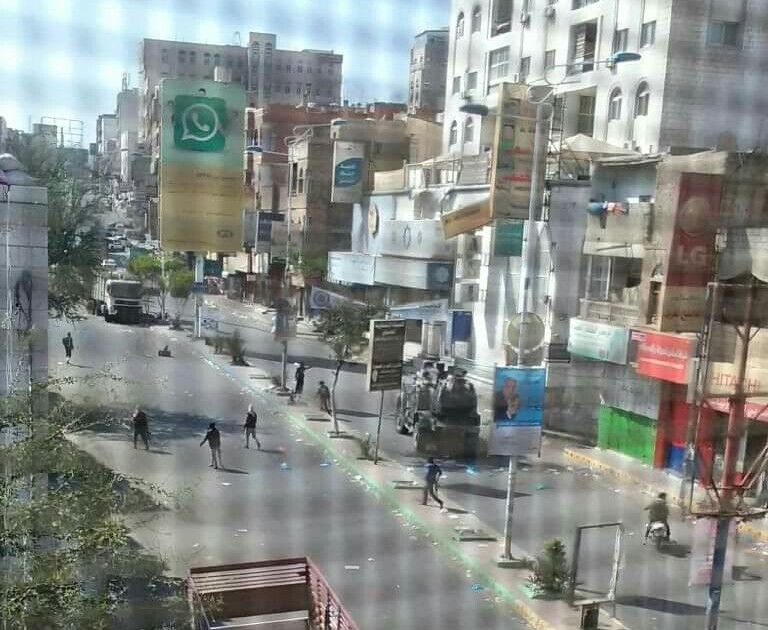 مسلحون يتبعون "أبو العباس" يفجرون مبنى الأمن السياسي في تعز