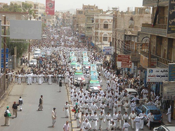 الحوثيون يشيعون جثامين قتلى الأحد في صنعاء والمحطوري يدعو لـ«الجهاد ضد القتلة»