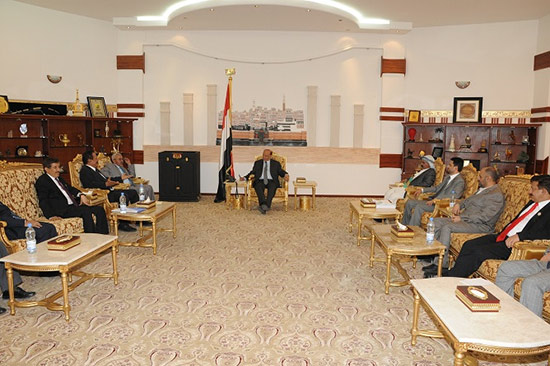 هادي يوبخ البركاني ويؤكد على التوافق في قرارات البرلمان ويدعو لجلسة في دار الرئاسة السبت
