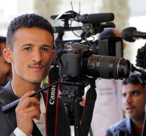 مسلحون حوثيون يصادرون كاميرا مصور صحافي شمال صنعاء