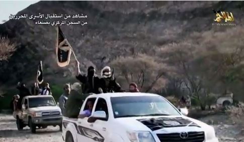 فيديو للقاعدة في اليمن يكشف معلومات جديدة عن اقتحام «مركزي صنعاء» واستقبال الفارين