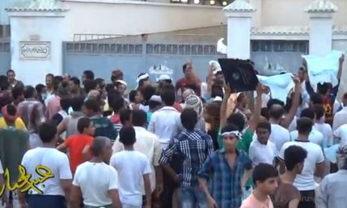 مسيرة في الحديدة ترفع «الحفاظات» احتجاجاً على غرق الشوارع بـ«المجاري» (فيديو)