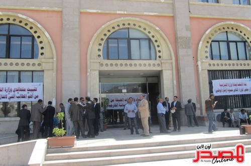 تواصل الاحتجاجات في وزارة الخارجية بصنعاء وتهديد بالإضراب الشامل