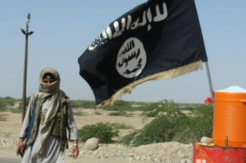 مسلحو «القاعدة» يفجرون منزلين لقياديين في اللجان الشعبية عقب سيطرتهم على بلدتين بأبين