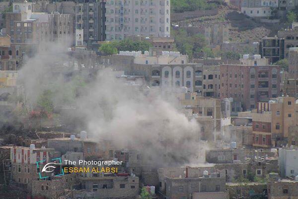 الحوثيون يفجرون 3 منازل لمدنيين في تعز والقصف يطال عدد من الأحياء السكنية 