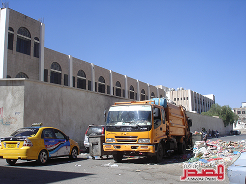 في صنعاء.. مدارس تحاصرها النفايات وطلاب يبحثون عن قطرة ماء