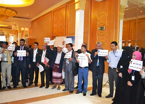 مؤتمر الحوار يستأنف أعماله بعروض لفرق العمل ووقفة احتجاجية تطالب بتنفيذ النقاط العشرين