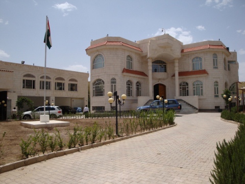 مقيم هندي في صنعاء يمنع عصابة مسلحة من سرقة سيارته