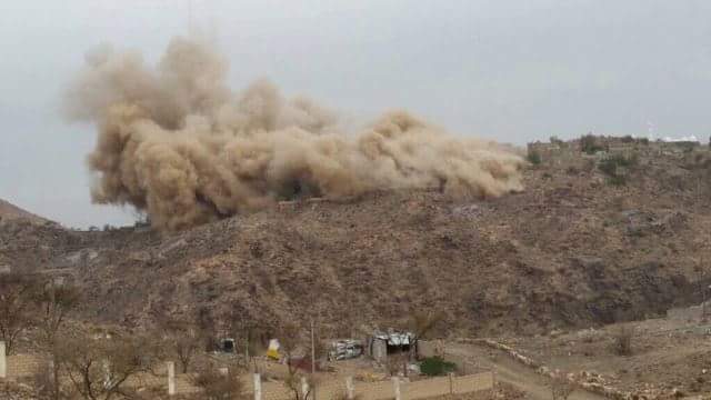 الحوثيون يفجرون منزلاً في جبن شمال محافظة الضالع وتجدد المواجهات في حمك