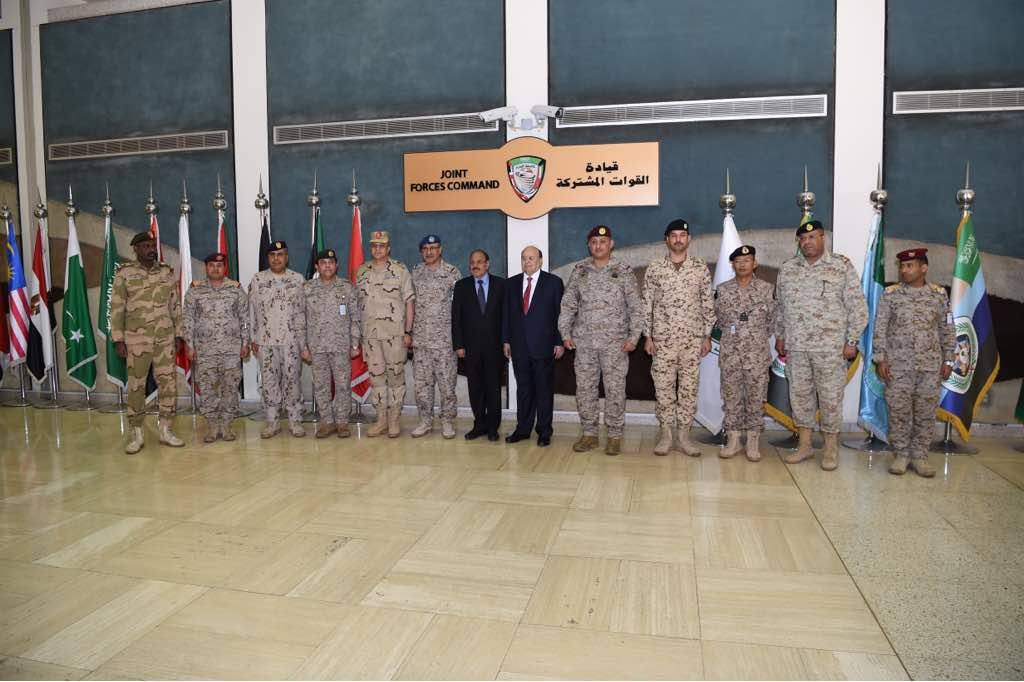 الرئيس هادي ونائبه يزوران مقر قيادة القوات المشتركة للتحالف العربي في الرياض