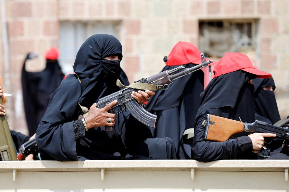 ناشطة حوثية وأمها يهينان سائق تاكسي بصنعاء ونشطاء يصفون تصرفهما بـ«طفح المجاري»