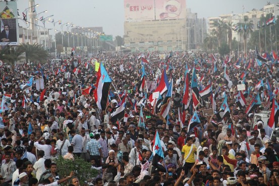 استعراض قوة لأنصار الحراك الجنوبي في عدن والمكلا
