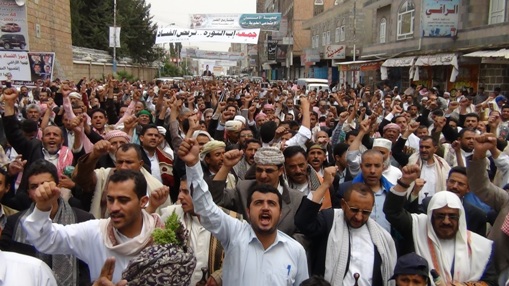 استمرار الاحتجاجات في إب ضد القرار «144» والآلاف يؤدون صلاة الجمعة للمطالبة بإقالة المحافظ