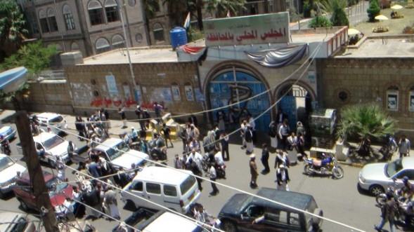 مظاهرة مسلحة يقودها زعماء قبليون وسط اليمن احتجاجاً على حملة أمنية حظرت التجول بالأسلحة
