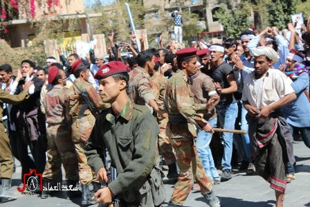 حراسة مبنى الحكومة يطلقون النار لتفريق مظاهرة «أنا نازل» المطالبة بإخلاء جامعة صنعاء من التواجد العسكري
