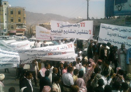 أبناء المخلاف الأسفل بتعز يحتجون على إيقاف مشروع مياه