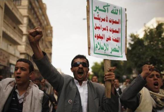 سلطات الحوثيين وصالح ترتب لفصل الآلاف من موظفي الدولة واستبدالهم بموالين