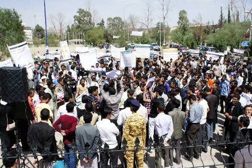 طلاب جامعة صنعاء يتظاهرون للمطالبة بإخراج مليشيات الحوثي وتهديد بخطوات تصعيدية