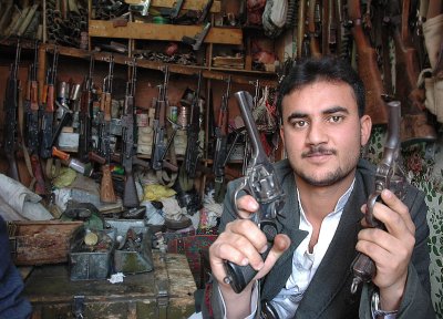 وفاة وإصابة 130 شخصاً بينهم 36 طفلاً بحوادث العبث بالسلاح في نوفمبر 