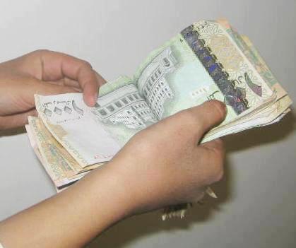 مصادر قضائية: مزيفون محترفون يتعاملون في السوق المحلية بنقود مزورة