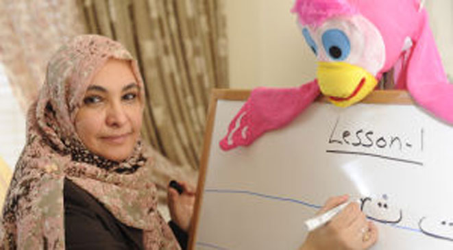 أمريكية تؤلف كتابا لتعليم العربية لغير الناطقين بها