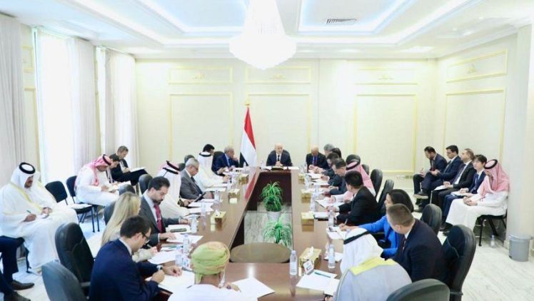 العليمي لسفراء الدول الراعية للعملية السياسية: الطائرة الإيرانية حملت معدات عسكرية وخبراء إلى صنعاء