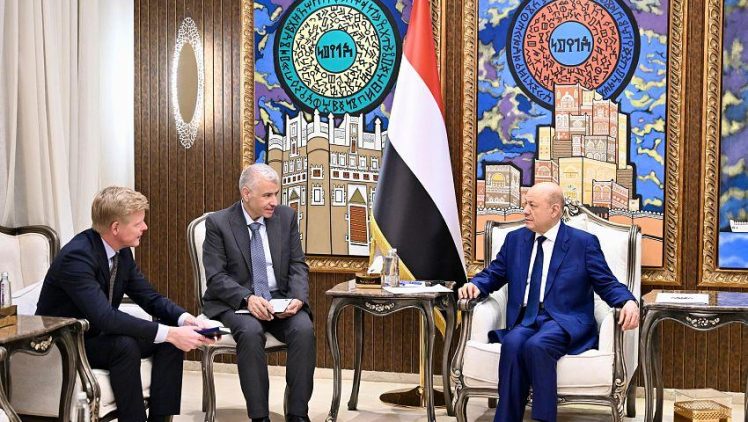 العليمي للمبعوث الأممي: الأزمة بدأت بانتهاك السيادة ولا سلام مع جماعات تنازع الدولة سلطاتها الحصرية