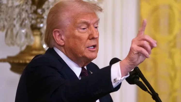 ترامب: إذا أغلق الحوثيون البحر الأحمر سنهاجمهم كما فعلنا سابقاً.. وأنا غير مهتم بالاجتماع مع الإيرانيين