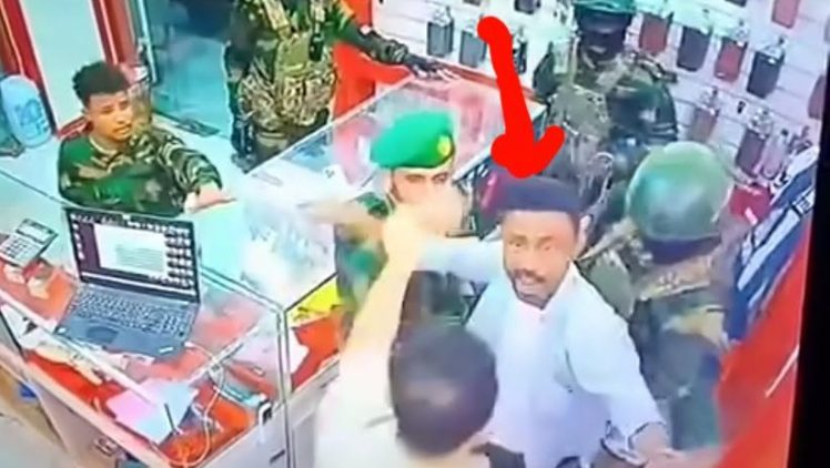 عدن.. قوة عسكرية تختطف صهر المخفي قسراً المقدم "علي عشال" وتقتاده إلى جهة مجهولة