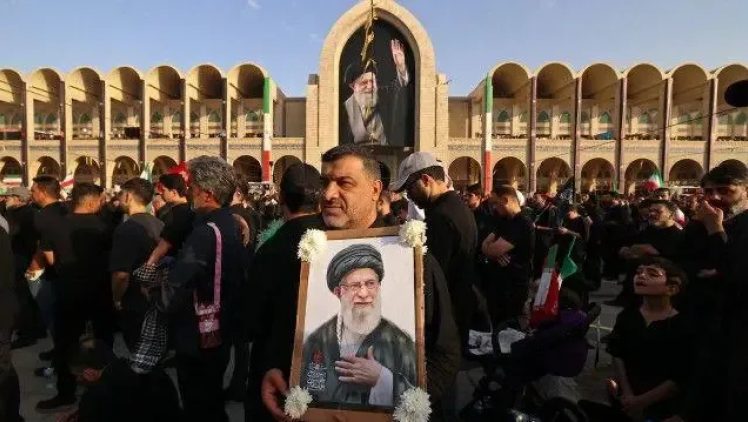 كيف تحوّلت جنازة خامنئي إلى "استعراض دعائي"؟