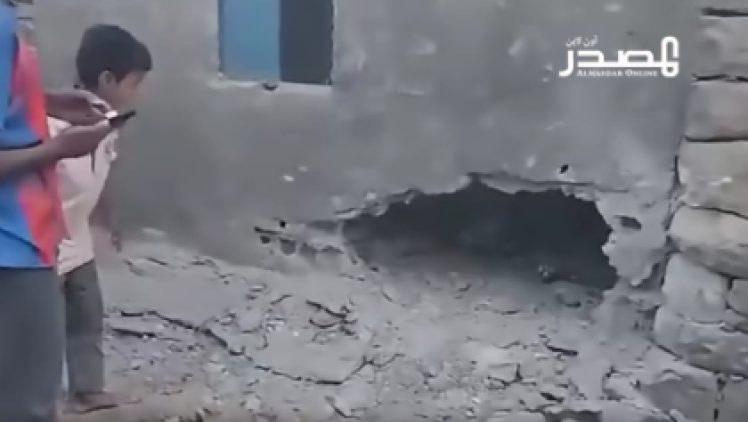 إصابة طفلة وفتاة بجروح بليغة إثر هجوم بمقذوف للحوثيين استهدف قرية في مقبنة بتعز