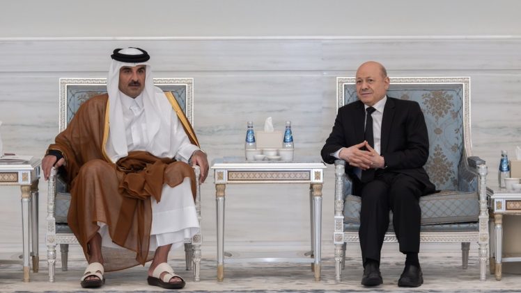 العليمي برفقة الصبيحي يقدم واجب العزاء لأمير قطر في وفاة "الأمير الوالد"