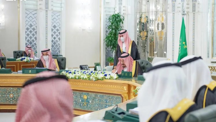 مجلس الوزراء السعودي يدين انخراط الحوثيين في الصراع الإقليمي ويؤكد اتخاذ كافة الإجراءات لحماية سفن المملكة وأمنها