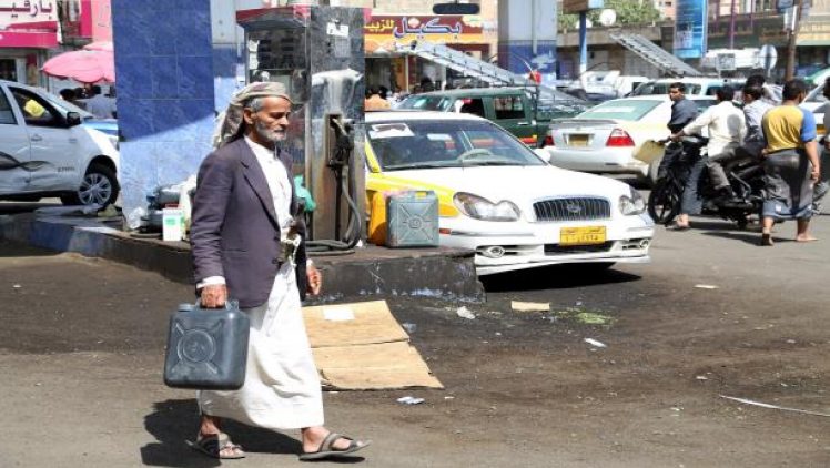 بعد أسبوعين من الشكاوى الواسعة.. شركة النفط بصنعاء تقر بوجود مشكلات في الوقود وتُرجعها إلى تدمير الخزانات