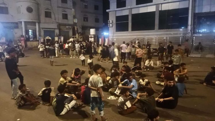 احتجاجات غاضبة في عدن لليوم الثالث والعشرات يحتشدون أمام بوابة قصر "معاشيق" تنديداً بانهيار خدمة الكهرباء﻿