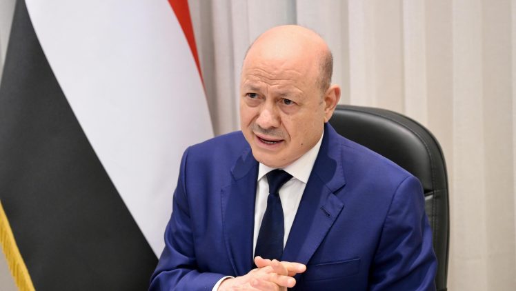 العليمي يجدد: لن نسمح بوصول أي رحلات أجنبية وليس أمام الحوثيين سوى القبول بالبدائل