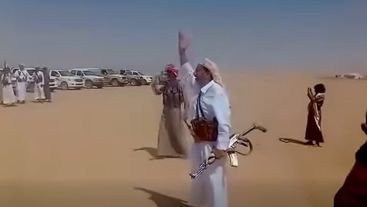 بعد يومين من الإفراج عنه.. الشيخ حمد فدغم الحزمي يغادر مناطق سيطرة الميليشيا ويتهم قيادات حوثية بالضغط عليه للاعتراف بقضايا "لم يرتكبها"