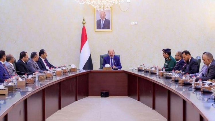 الحكومة تبحث خطط الاستجابة لتداعيات تصعيد الحوثيين وتأمين مخزون السلع والوقود