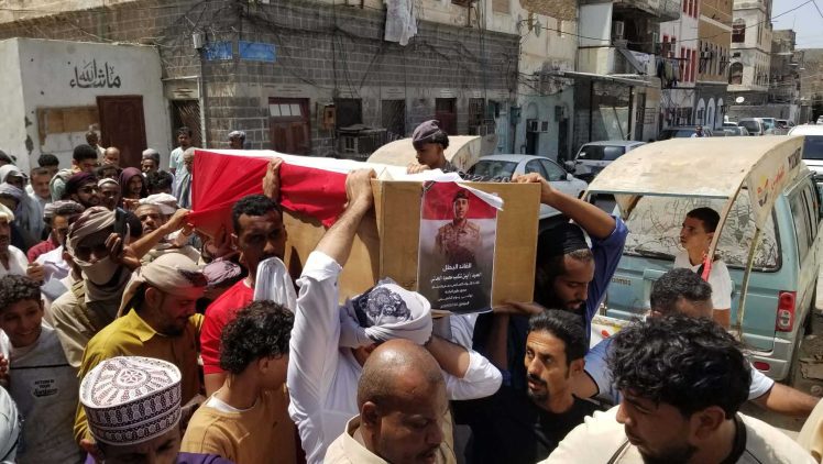 عدن تودّع العميد "أيمن العدني" أحد أبطال معركة تحريرها إلى مثواه الأخير في مقبرة القطيع بكريتر