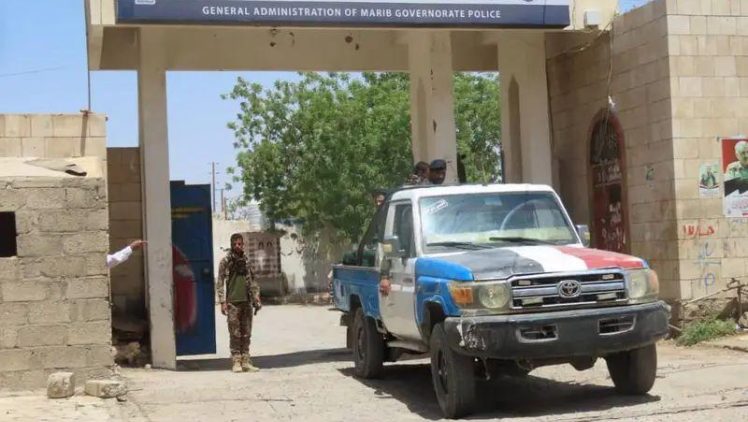 مأرب.. إحالة متهم بجرائم قطع الطريق الدولي وقتل جندي إلى القضاء بعد ضبطه بعملية نوعية