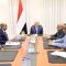 العليمي يجتمع مع رئيس الوزراء ومحافظ البنك ويشدد على التنفيذ الصارم لقرارات مجلس القيادة بشأن الإيرادات