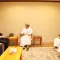 مكتب المبعوث: غروندبرغ يناقش مع كبير مفاوضي الحوثيين في مسقط "تهيئة بيئة مواتية لعملية سياسية"