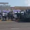 جرحى محتجون أمام قصر المعاشيق يطردون مدير أمن عدن.. والشرطة تقول إن عناصر غير منضبطة حالت دون إيصال رسالته