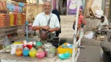 من قاعات الجامعات إلى بسطات الأسواق.. كيف يصنع خريجو اليمن فرصهم؟