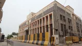البنك المركزي يوقف ترخيص "بن دابي" وكيل حوالة في شبوة ويغلق مقرها